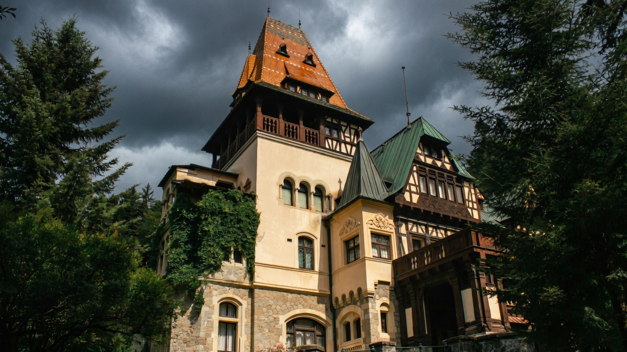 Pelișor Castle — the intimate Art Nouveau royal residence beside Peleș on the Sinaia estate