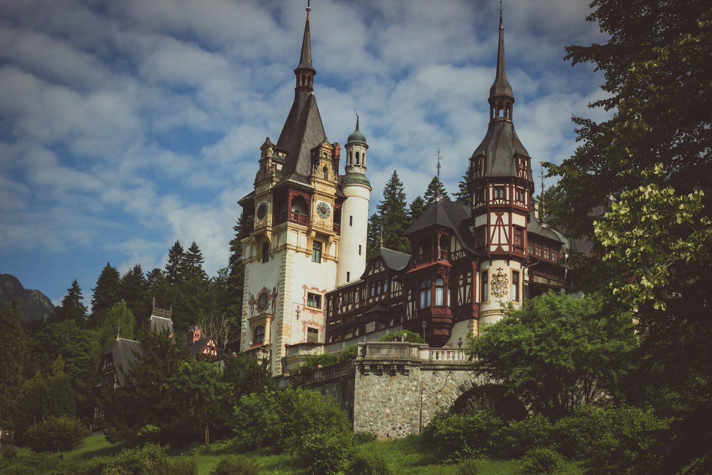 Le château de Peleș à Sinaia, en Roumanie, entouré de son domaine montagneux des Carpates.